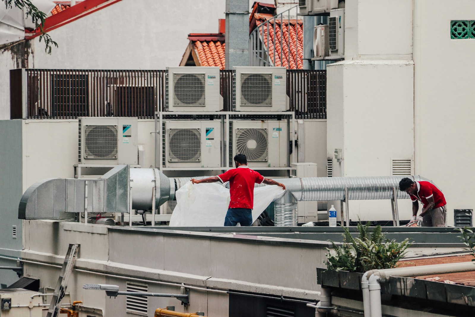 Technicien Enerclima installant une unité de climatisation murale