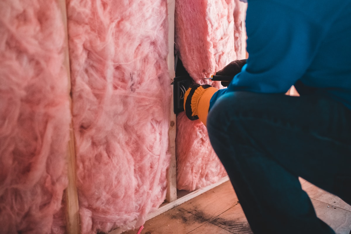 Pose d'isolation thermique sur un chantier Enerclima