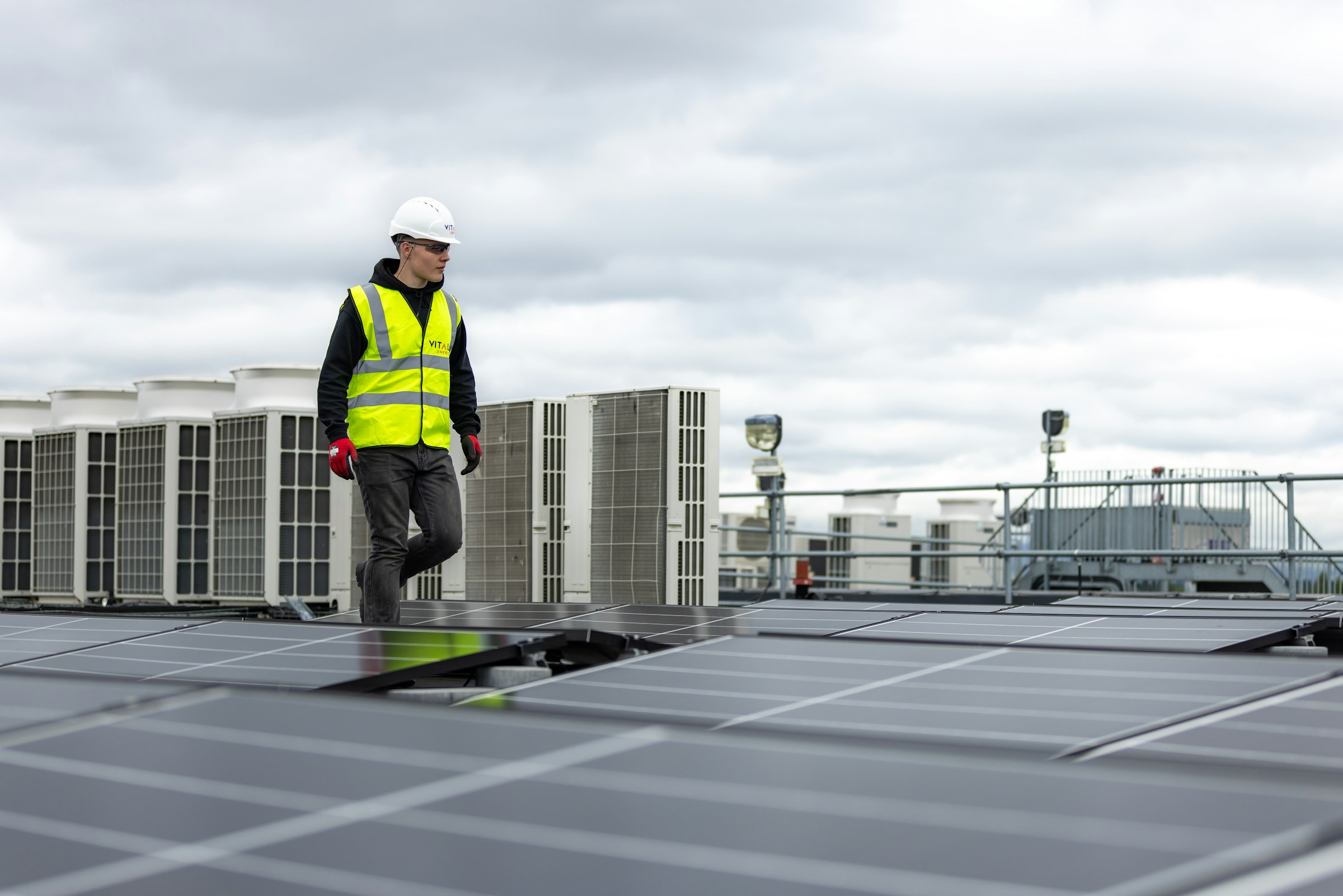Technicien Enerclima inspectant des unités de climatisation sur un toit