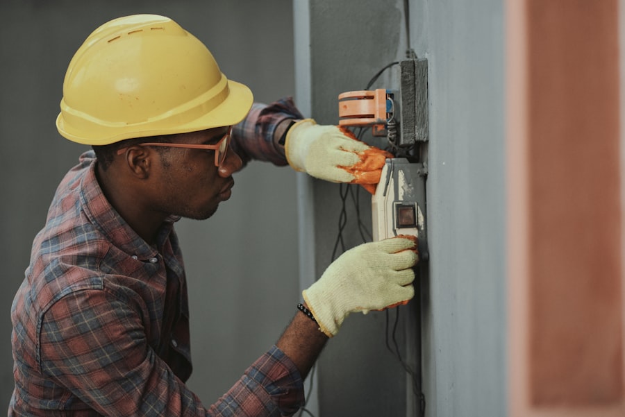 Technicien réglant un système de régulation thermique