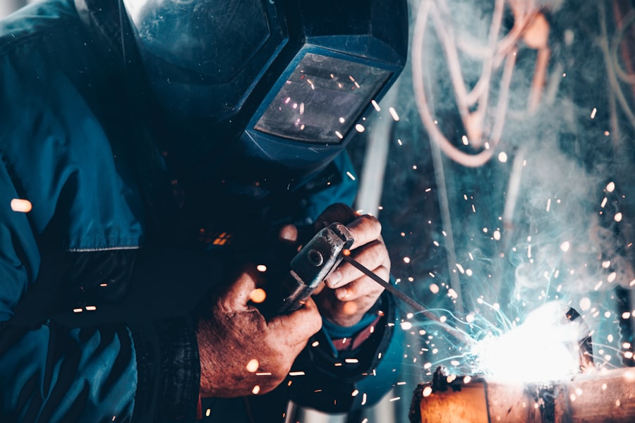Soudeur travaillant sur une installation industrielle