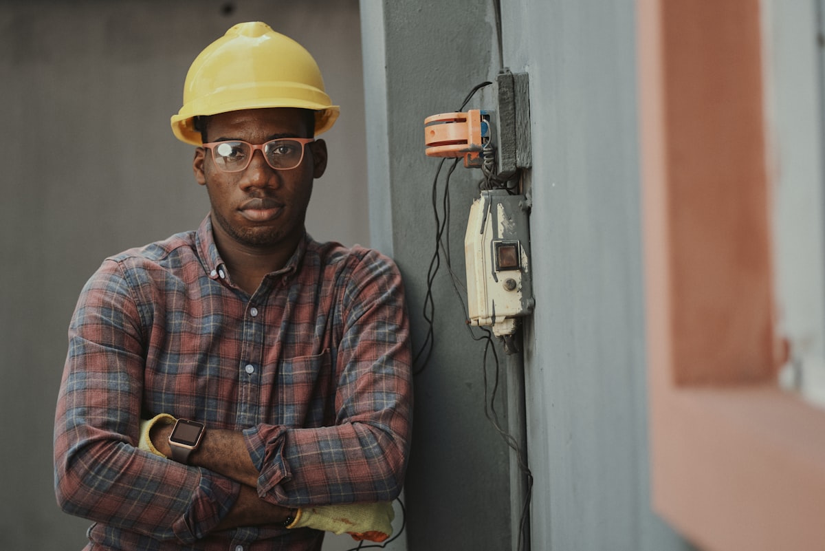 Technicien Enerclima devant une installation